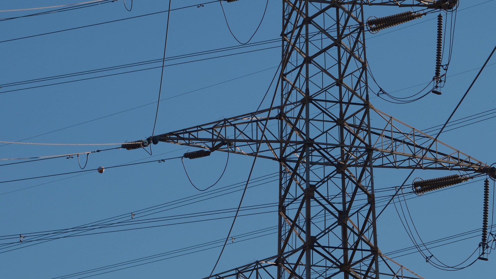 Inspección de torres y líneas eléctricas con dron