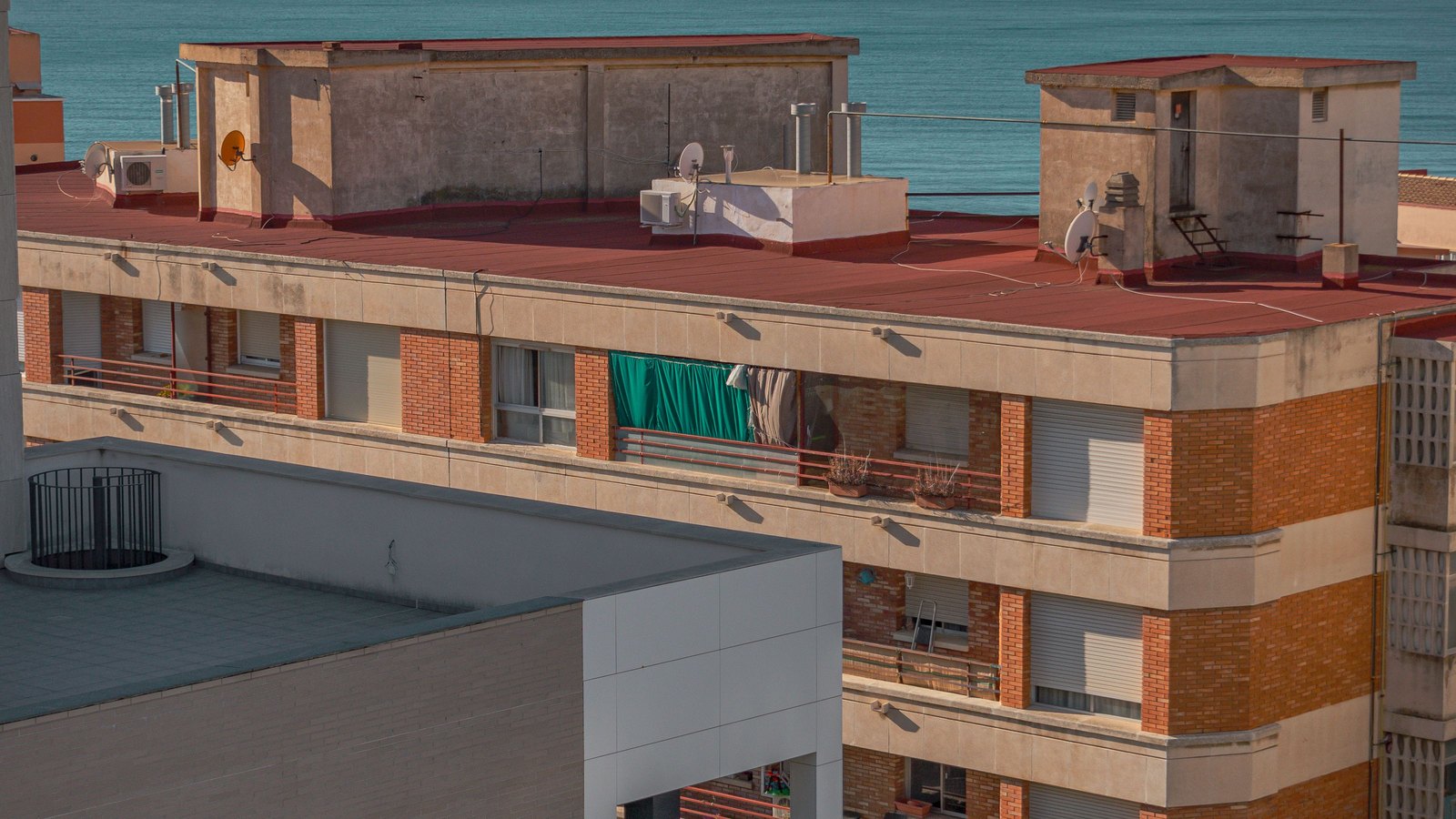 Vender un apartamento en la costa con vídeo aéreo