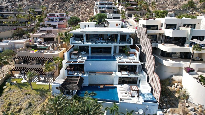 Chalet con parcela grabado con dron