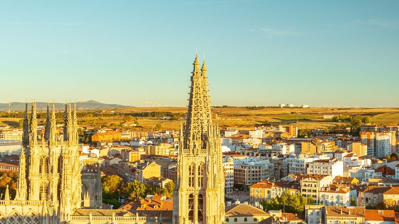 Vista aérea de las agujas de la catedral de Burgos y la ciudad al atardecer