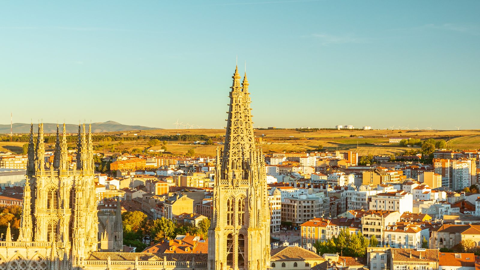 Vista aérea de las agujas de la catedral de Burgos y la ciudad al atardecer